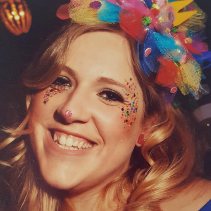 Das bin ich, Melina Lagodny – kreative Designerin und leidenschaftliche Schöpferin handgefertigter Haarreifen.